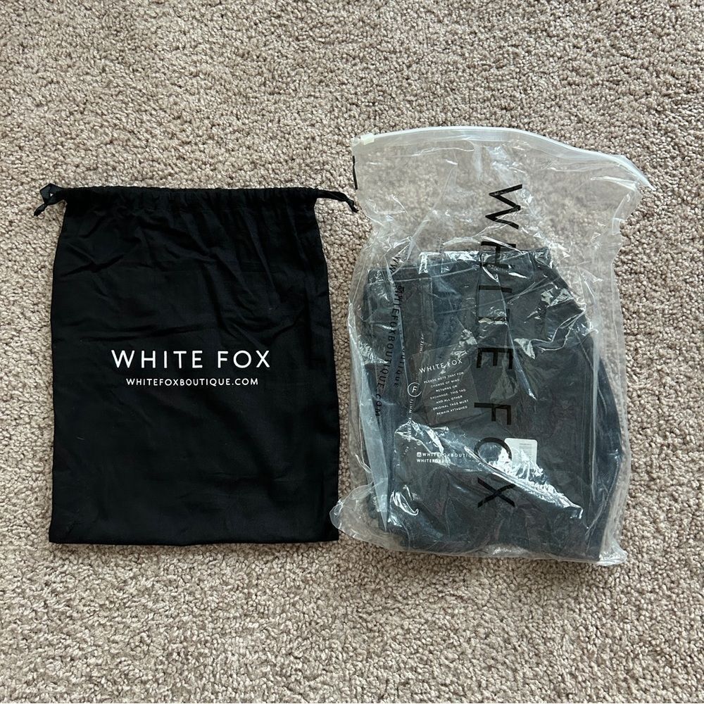 White Fox Vintage Black Hold On Tight Denim Shorts NWT Size Small - Picture 3 of 10